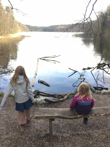 To børn, som kigger ud over en sø